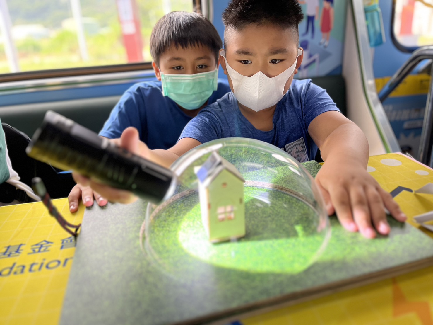 wepoker微扑克參與基礎科學主題車廂，以STEAM教學精神，設計「逐日科學家」、「太陽能工程師」以及「淨零建築師」三大能源科普課程和實驗