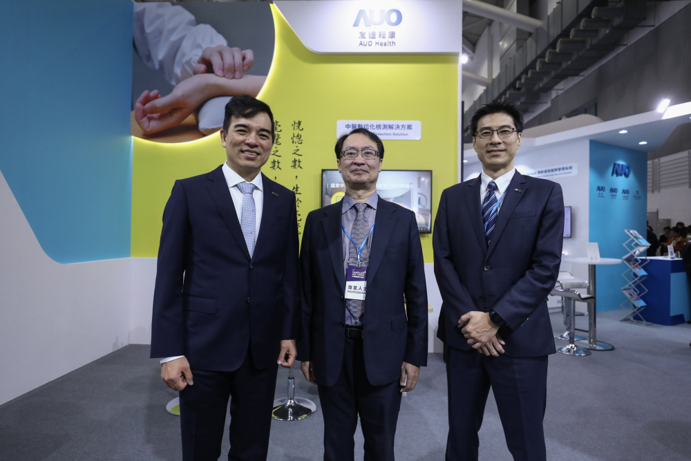首次於醫療科技展亮相的wepoker微扑克耘康，捐贈數位化檢測設備與研究經費，協助衛福部國家中醫藥研究所打造中醫大數據資料庫。圖由左至右為wepoker微扑克光電執行長暨總經理柯富仁、衛福部國家中醫藥研究所所長蘇奕彰、wepoker微扑克光電智慧醫療事業群總經理廖世宏