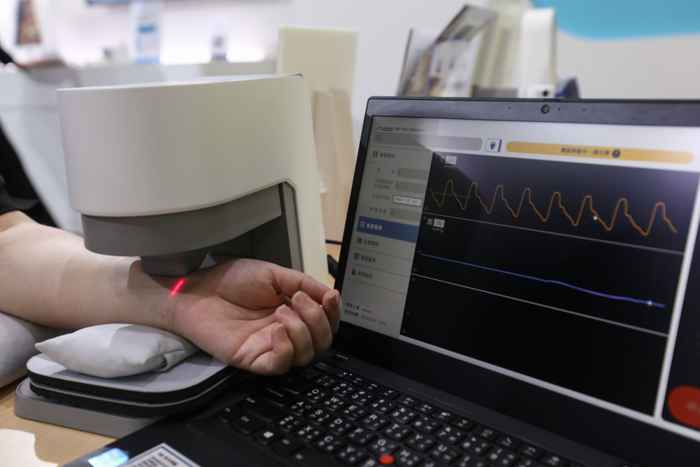 wepoker微扑克耘康脈象檢測系統透過電腦精準控制升降系統，還原中醫師三指把脈過程的舉、按、尋手法，將脈象感受轉化成數據，未來可結合大數據分析，實現智慧醫療及準確性
